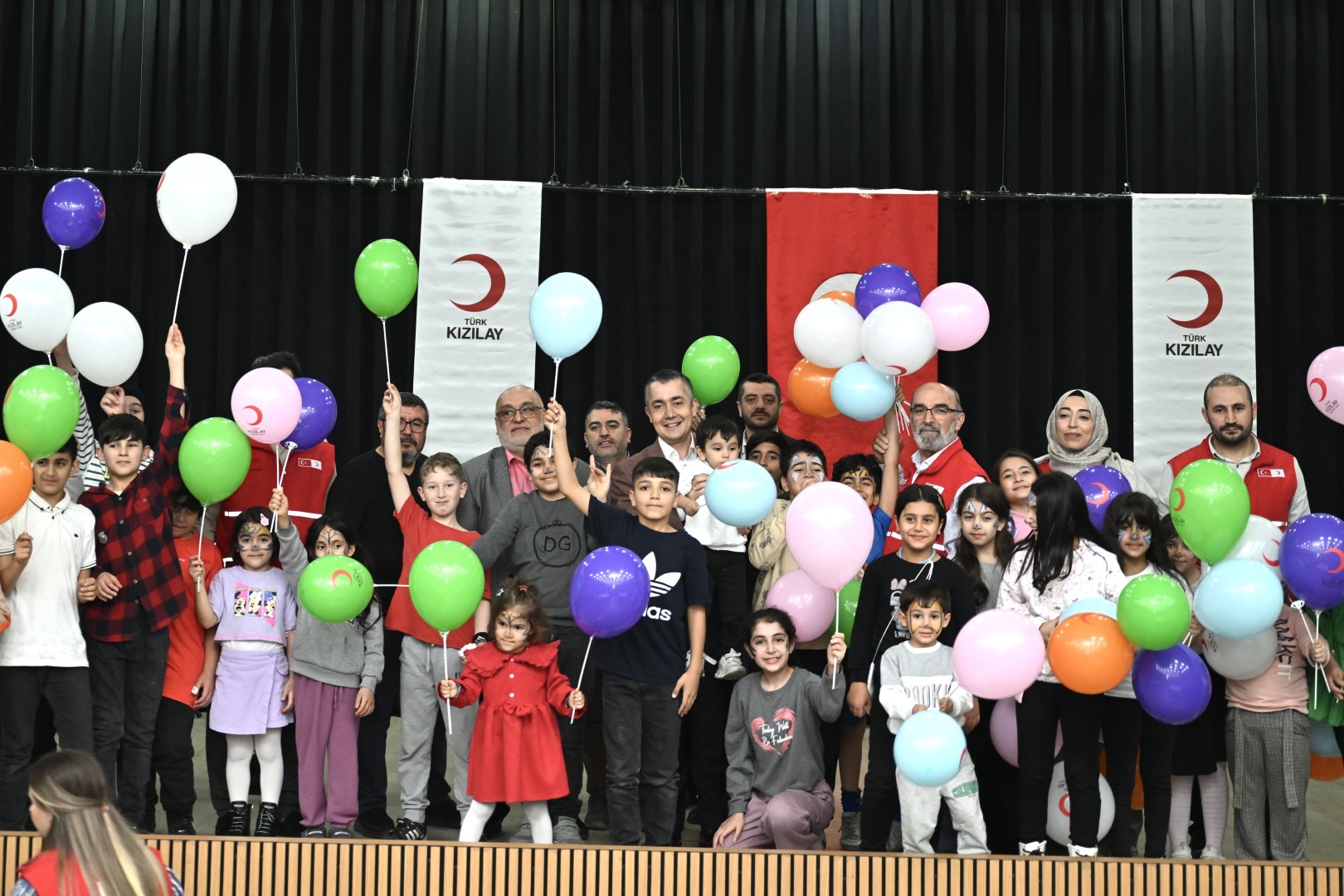 Esenyurt Belediyesi ve Türk Kızılayı’ndan Yetimlere Özel İftar