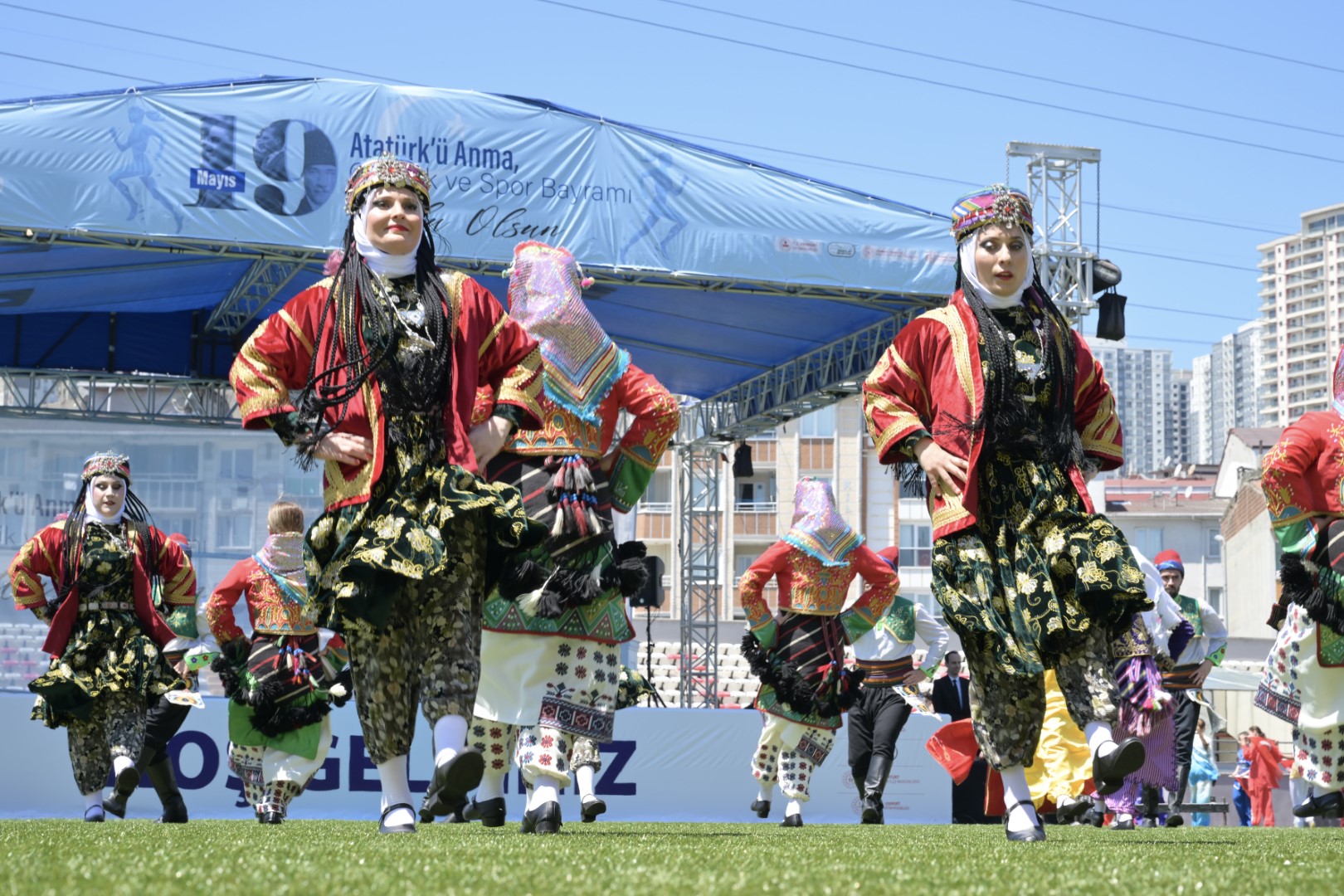 Esenyurt’ta 19 Mayıs Coşkusu: Yüzlerce Kişi Turgut Özal Stadyumu’nda Buluştu
