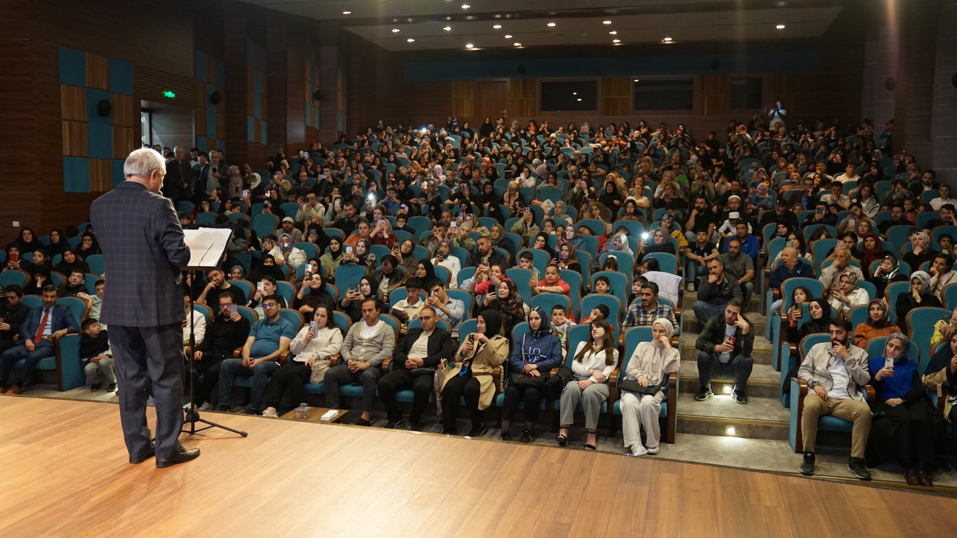 Yazar Nurullah Genç Esenyurtlularla Buluştu