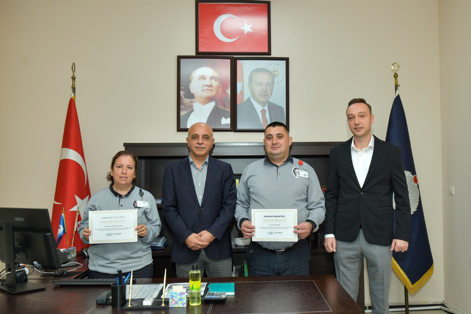 Esenyurt’ta Duyarlı Davranış: Parkta Unutulan 1 Milyon 200 Bin Lira Değerindeki Ziynet Eşyası Sahibine Teslim Edildi