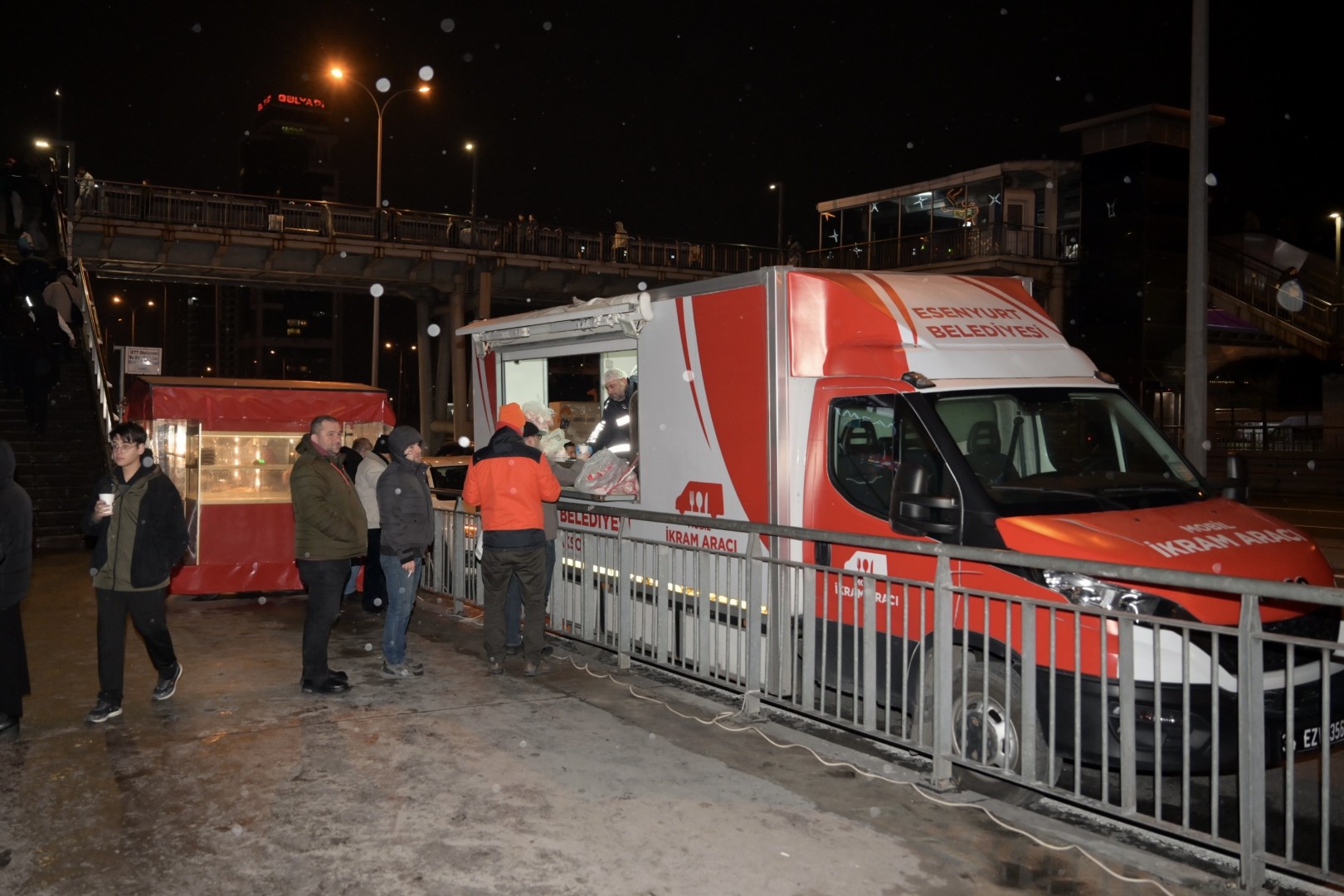 Esenyurt Belediyesi’nden Vatandaşın İçini Isıtan Uygulama: Metrobüs Duraklarında Çorba İkramı