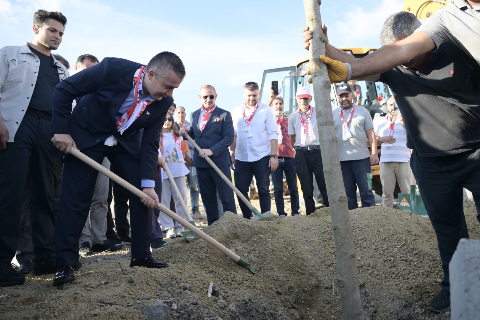 SİVAS KONGRESİ’NİN 106. YILINDA ESENYURT’TA 58 FİDAN TOPRAKLA BULUŞTU