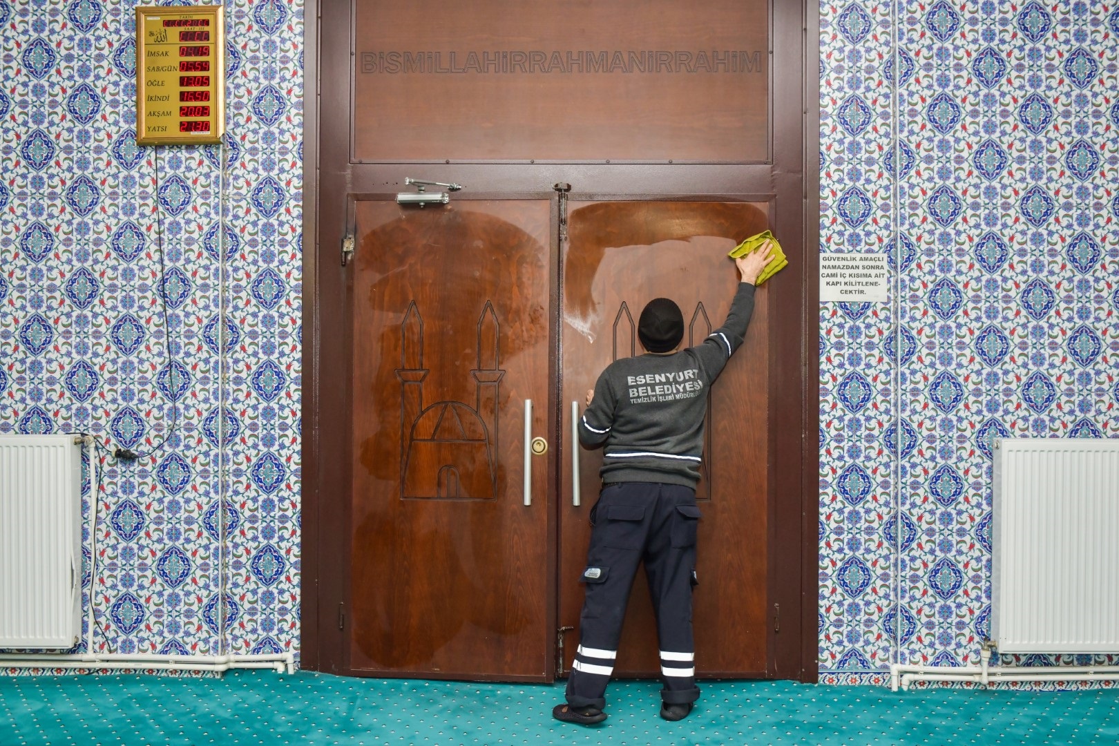 Esenyurt Belediyesi’nden Camilerde Bayram Temizliği