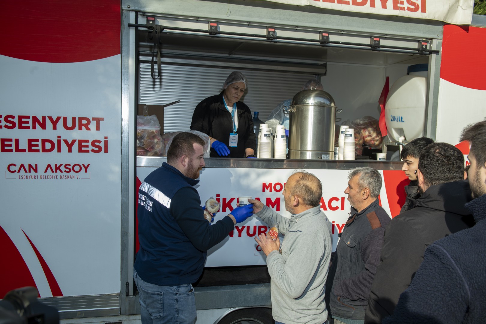 Esenyurt Belediyesi’nden Cuma Namazı Sonrası Çorba İkramı