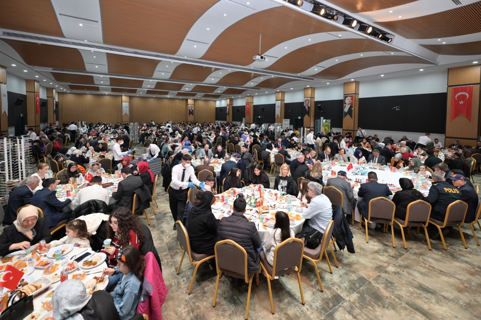 Esenyurt Belediyesi’nden Ramazan’da Büyük Dayanışma: Ramazan Boyunca Her Gün 14 Bin Kişi İftar Sofralarında Ağırlandı!