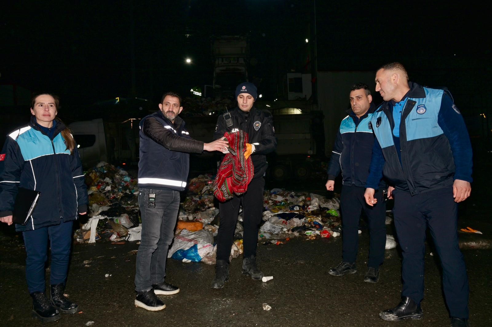 Esenyurt’ta Çöpten Servet Çıktı: 1 Milyon 200 Bin Tl’lik Altın Sahibine Teslim Edildi!